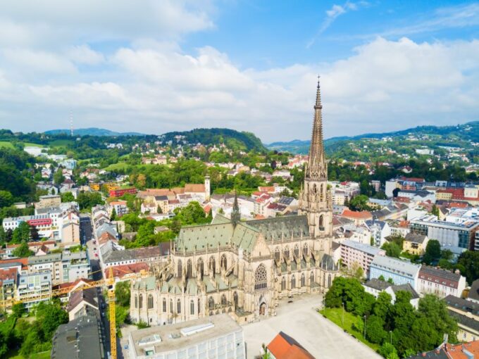 Linz Old Town Highlights Walking Tour With Pöstlingbergbahn - Accommodation Pickup