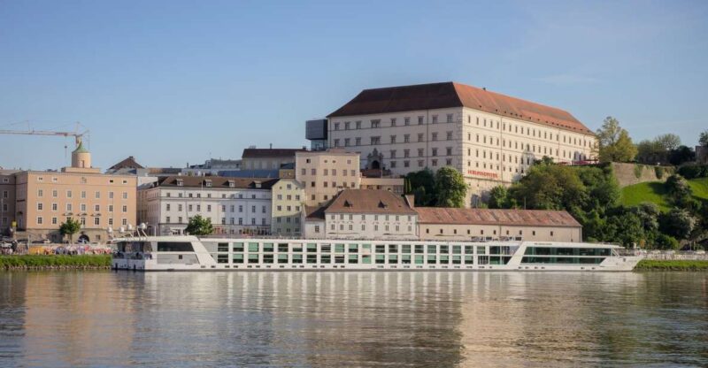 Linz: Private History Tour With a Linzer Cake Tasting - Exploring the Historic City Center