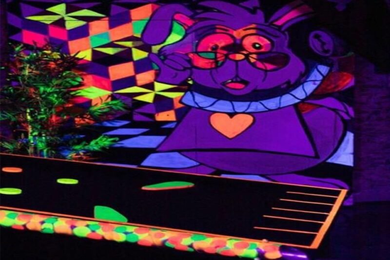 Lisbon: 18-Hole Indoor Minigolf Ticket With Bar Area - Facilities and Amenities