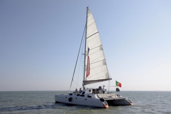 Lisbon 1H Private Tour by SAILBOAT / SAIL or POWER CATAMARAN - Suitability for Groups
