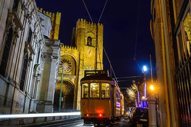Lisbon by Night With Dinner and Fado Show Included - Exploring the Alfama District