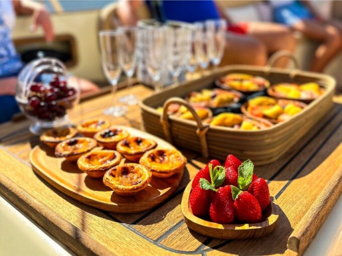 Lisbon: Daytime or Sunset Cruise With Welcome Drink - Sightseeing and Attractions