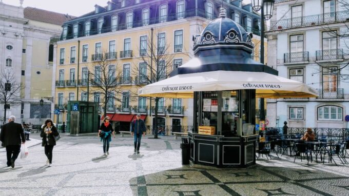 Lisbon: Layover Tour With Airport Pickup and Drop-Off - English and Portuguese Options
