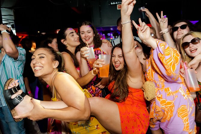 Lisbon Night Pubcrawl: 1h Open Bar, Shots & VIP Club Entry - Iconic Neighborhood Visits
