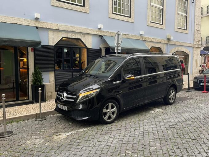 Lisbon-Porto Transfer Stopping in Óbidos, Nazaré and Aveiro - Luggage Assistance