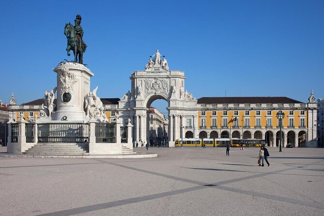 Lisbon Private Luxury Boat Tour With Welcome Drink - Meeting Point and Pickup