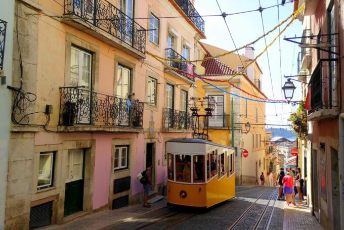 Lisbon: Private Tansfer From/To Lisbon Portela Airport (Lis) - Personalized Transfers