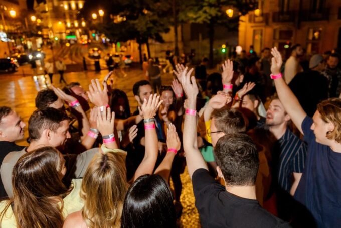 Lisbon: Pub Crawl With Open Bar, Shots, & VIP Club Entry - Meeting Point and Attire