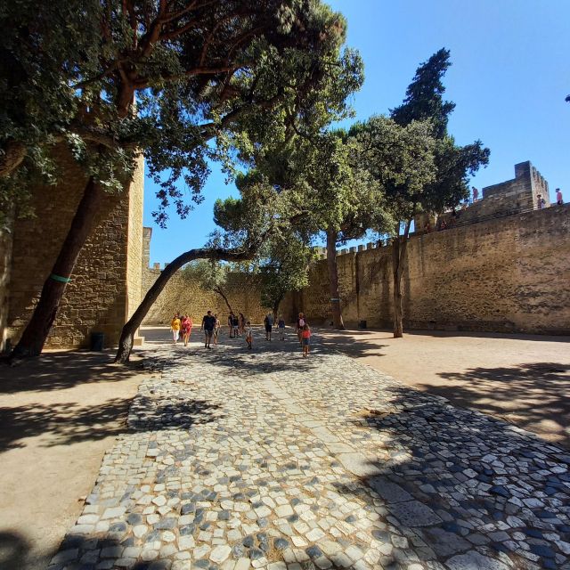 Lisbon: São Jorge Castle Skip-The-Line Entry With Audioguide - Getting to the Castle
