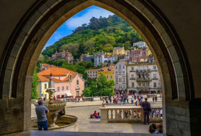Lisbon: Sintra, Coast and Wine Small-Group Day Tour - Getting to the Tour