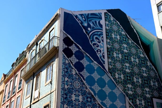Lisbon: Street Art and Historical Walking Tour - Historical Neighborhoods
