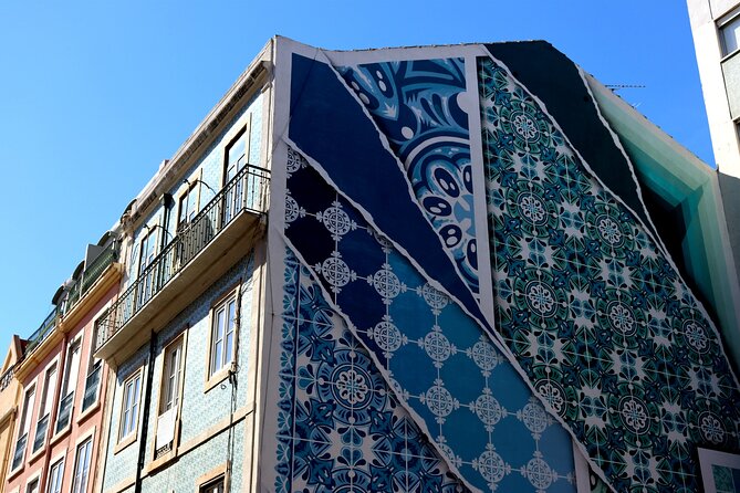 Lisbon Street Art and Lookout Point Tour - Group Size and Operator