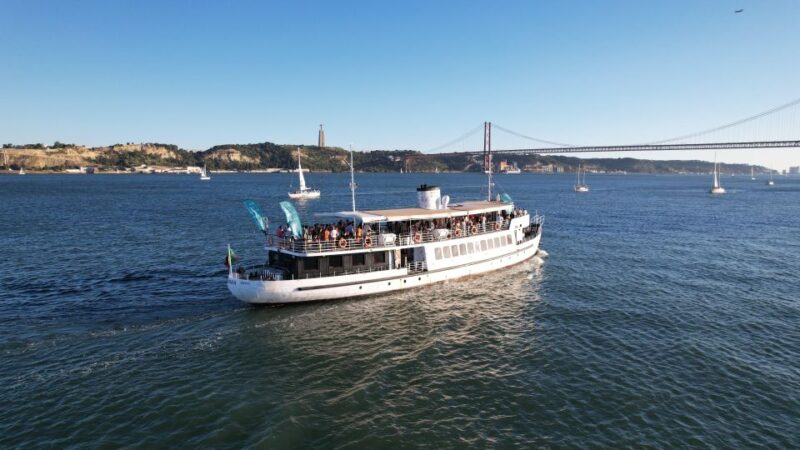 Lisbon: Sunset Boat Tour With Music and Drinks - Boat Features