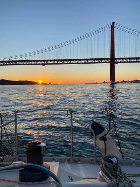 Lisbon: Sunset Boat Tour With Wine - Meeting Details