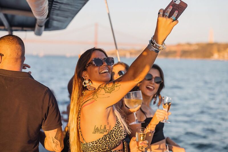 Lisbon: Sunset Catamaran Tour With Music and Drink - Customer Experience
