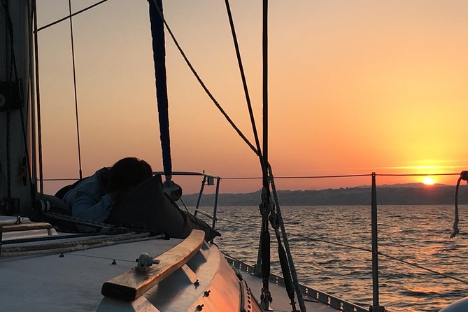 Lisbon Sunset Sailing Tour With White or Rosé Wine and Snacks - Meeting and Pickup