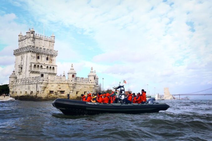 Lisbon: Sunset Speedboat Tour With Complimentary Drink - Historic Monuments Sail-by