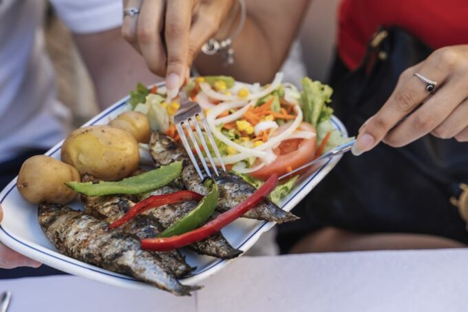 Lisbon Tipsy Food Tour With Drinks and Food Included - Guide and Group Interaction