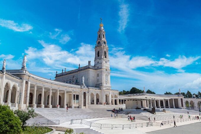 Lisbon to Porto With Óbidos-Nazaré-Fátima-Coimbra-Aveiro - Frequently Asked Questions