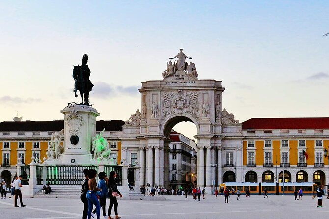 Lisbon to Porto With Stops Óbidos-Nazaré-Fátima-Coimbra-Aveiro - Accessibility and Group Info