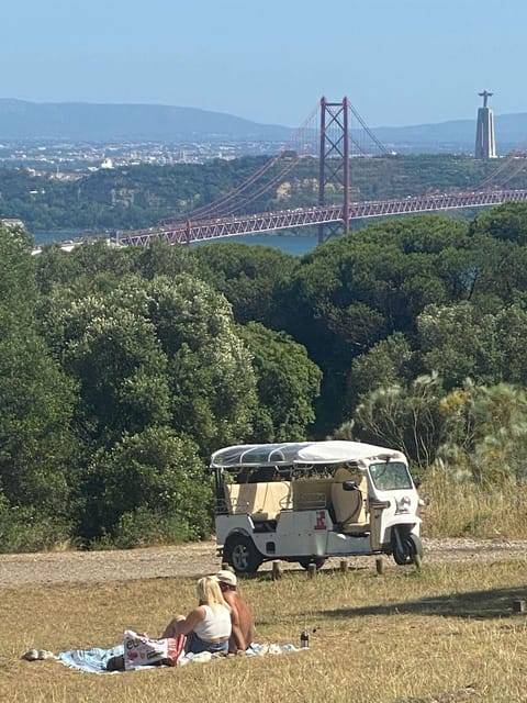 Lisbon: Tuk Tuk Tour With Wine and Tapas Tasting - Guided Tour and Transport