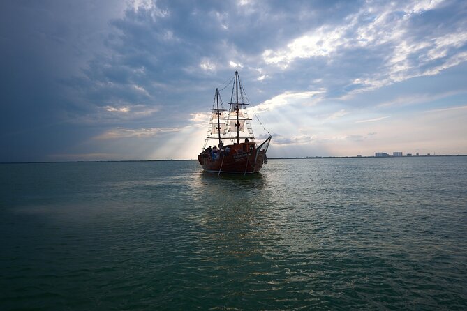 Live a Romantic Night Cruise Dinner at COLUMBUS (Open Bar Included) - Romantic Atmosphere