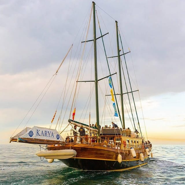 Live Music & Sunset Wooden Boat in Barcelona - Customer Feedback
