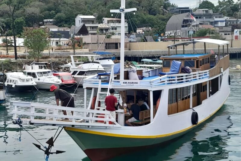 Liveaboard Komodo Tour 3 Days Private Boat - Island Hopping - Included Amenities