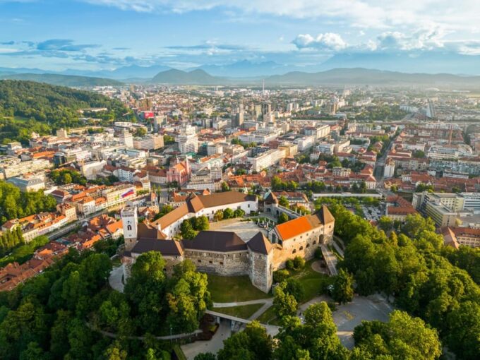 Ljubljana: 2.5h Walking Tour With Local Guide - Tour Pricing