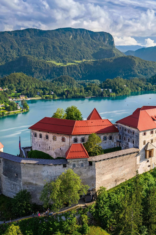 Ljubljana: Lake Bled, Postojna Cave, and Predjama Day Tour - Postojna Cave Exploration