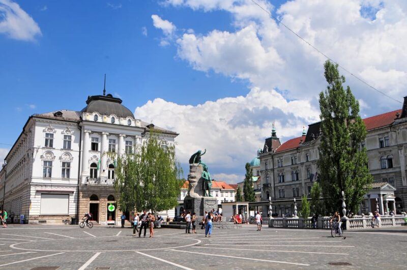 Ljubljana: Private Walking Tour of Old Town - Live Tour Guide