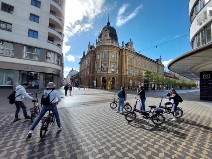 Ljubljana Sightseeing Tour by E-bikes - Guided Tour Through Old Town