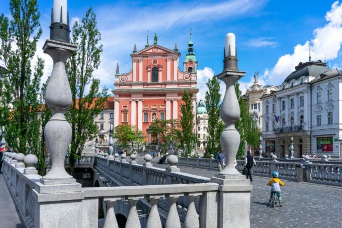 Ljubljana: UNESCO Cultural Heritage Tour - Exploring National Library and Križanke Complex