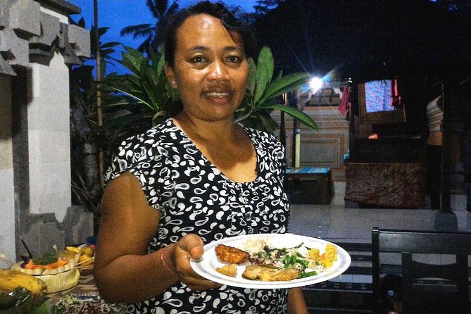 Local Market Tour and Traditional Balinese Cooking Class With a Family in Ubud - Enjoying a Homecooked Balinese Lunch