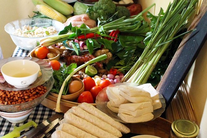Local Market Tour and Traditional Balinese Cooking Class With a Family in Ubud - Reviews and Popularity of the Experience