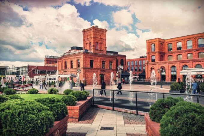 Lodz: Private City Walking Tour - Discovering the Old Town Square