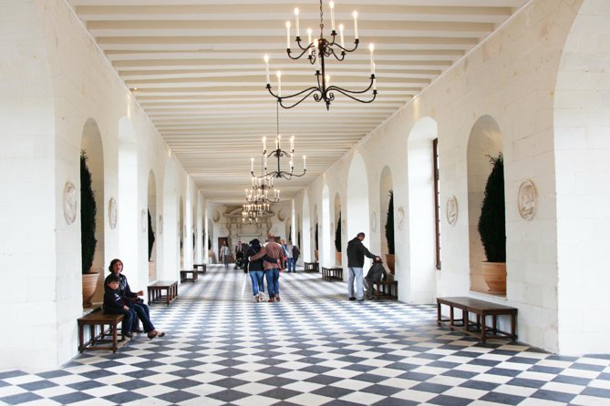 Loire Valley Castles Day Trip From Paris With Wine Tasting - Touring Château De Chenonceau