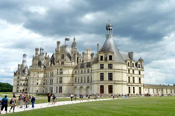 Loire Valley Day Tour From Paris - Group Size and Rating