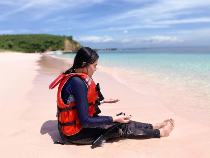 Lombok: Private Pink Beach Tour & Snorkeling + Photographer - Lunch Break