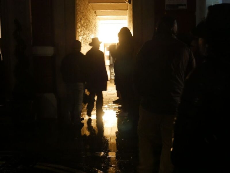 London: 2-Hour Ghost Walking Tour - Language and Tour Guide