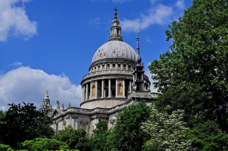 London: 2-Hour Photo Walk to Iconic Spots With Photographer - Personalized Attention in Small Groups