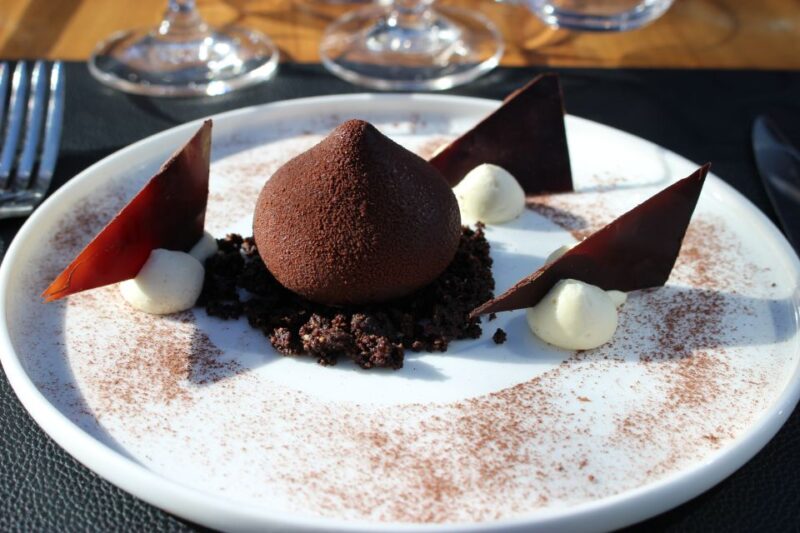 London: 4 Course Lunch Tour by Luxury Coach - Language and Accessibility