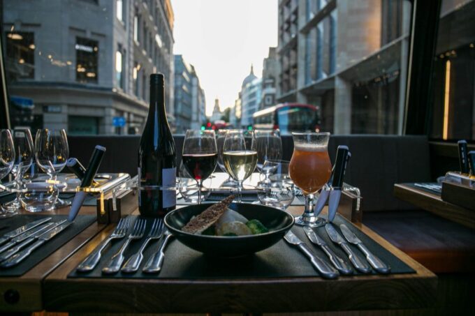 London: 4 Course Lunch Tour by Luxury Coach - Booking and Meeting