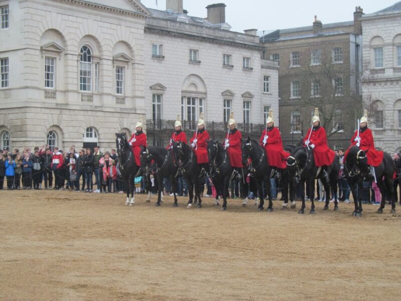 London: Best of London Day Tour With Pub Lunch - Uncover Roman Amphitheater and Guildhall