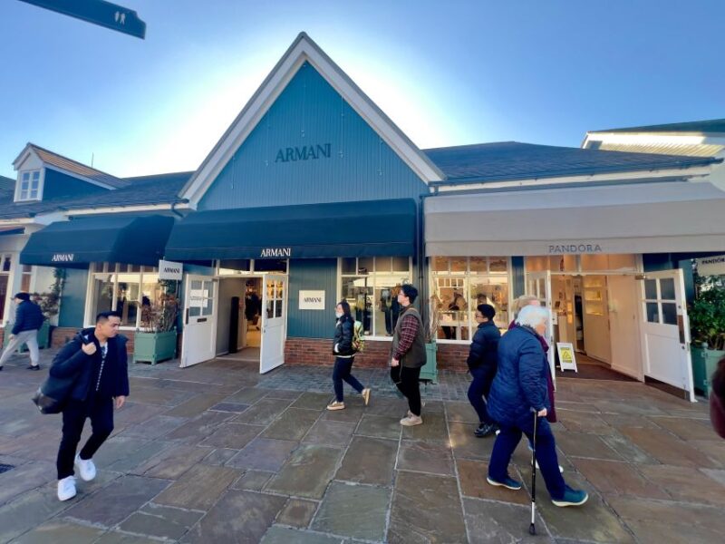 London: Bicester Village Private Vehicle Round Trip Transfer - Waiting Time and Accessibility
