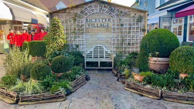 London: Bicester Village Private Vehicle Round Trip Transfer - Arrival and Departure Logistics