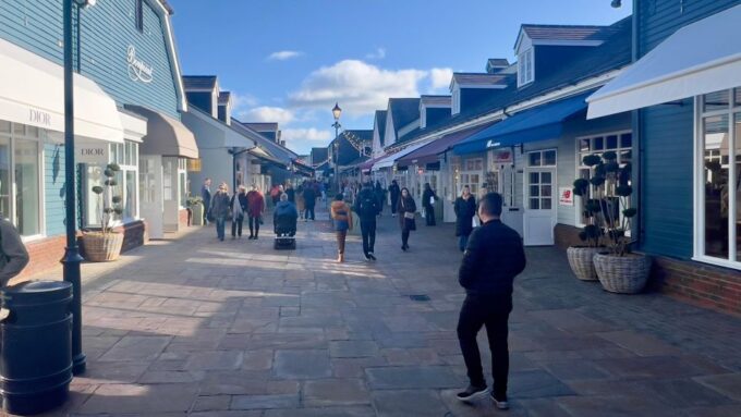 London: Bicester Village Private Vehicle Round Trip Transfer - Enhancing Your Shopping Excursion