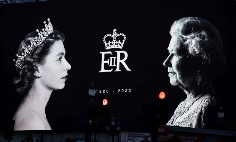 London: Buckingham Palace Entry & Changing of the Guard Tour - Highlights of the Experience