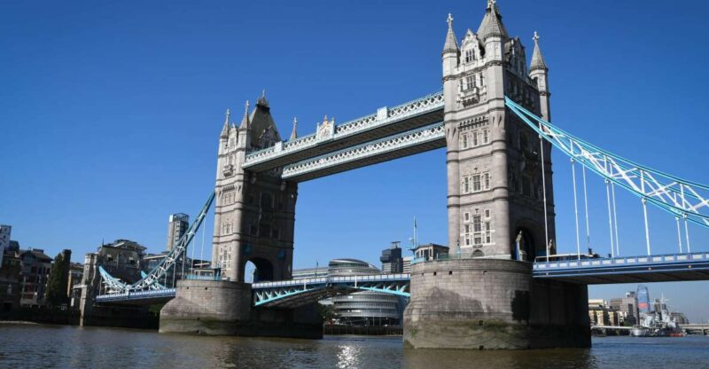 London: Castles & Bridges Southbank Walking Tour - Discovering Shakespeares Globe