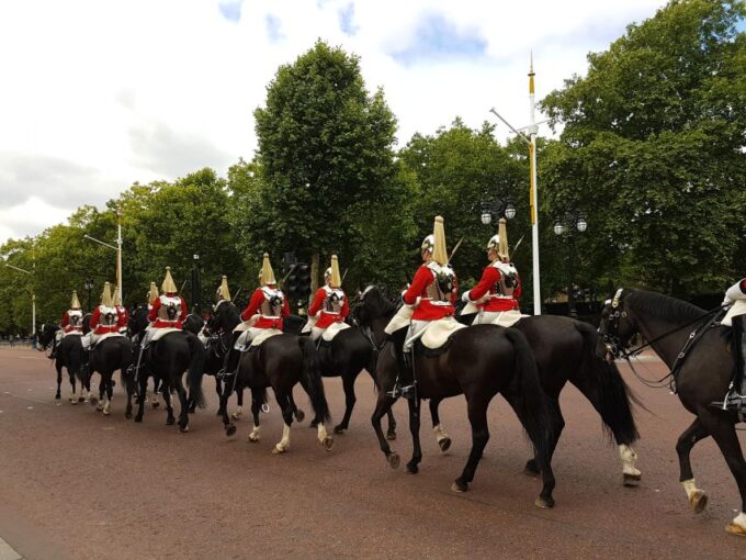 London: Changing of the Guard & Westminster Abbey - Audio Guide Experience